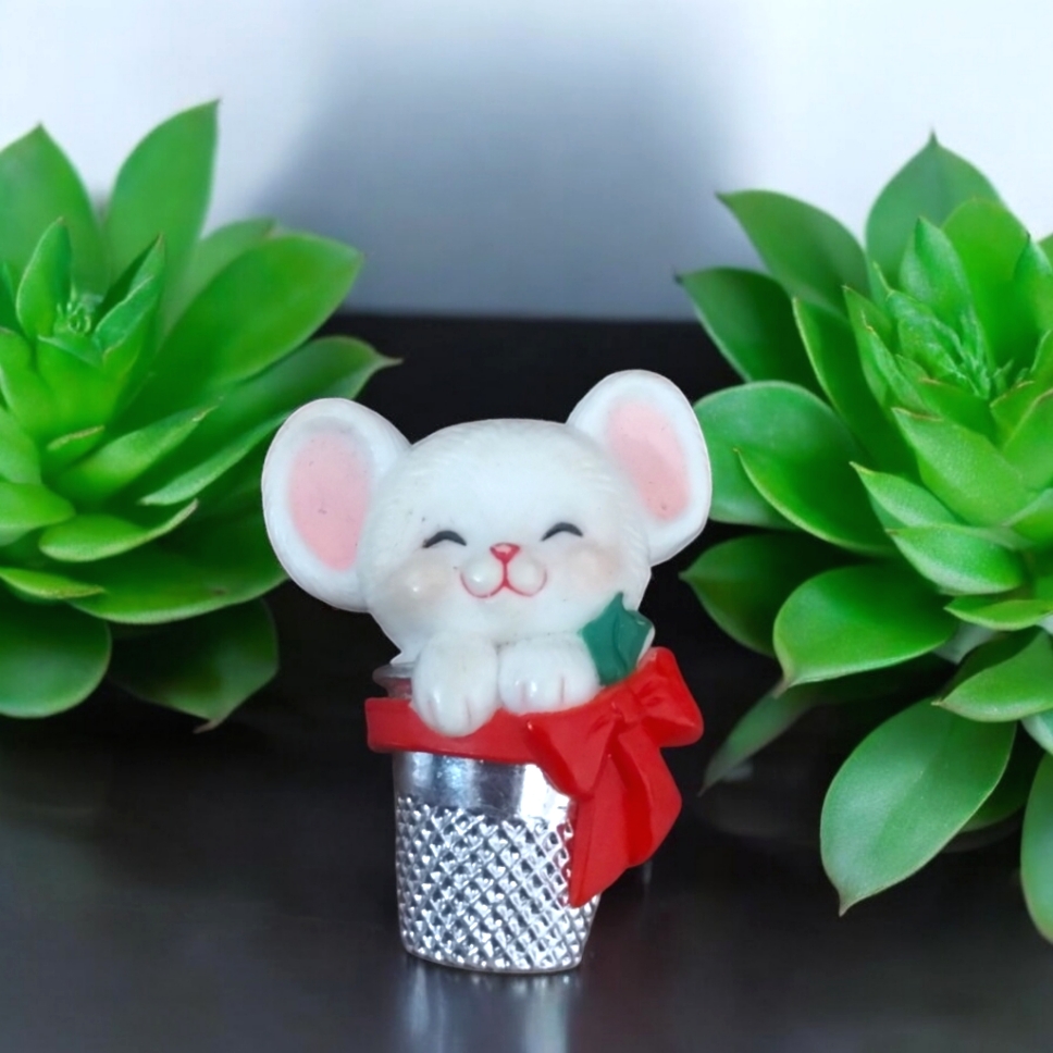 Vtg Hallmark Christmas Mouse In A Thimble 22$